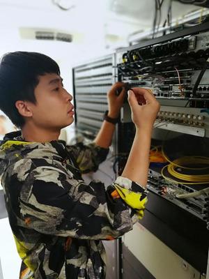 戴上黨徽，我不一樣了④——記奮戰在網絡安全一線的網絡維護尖兵李肖